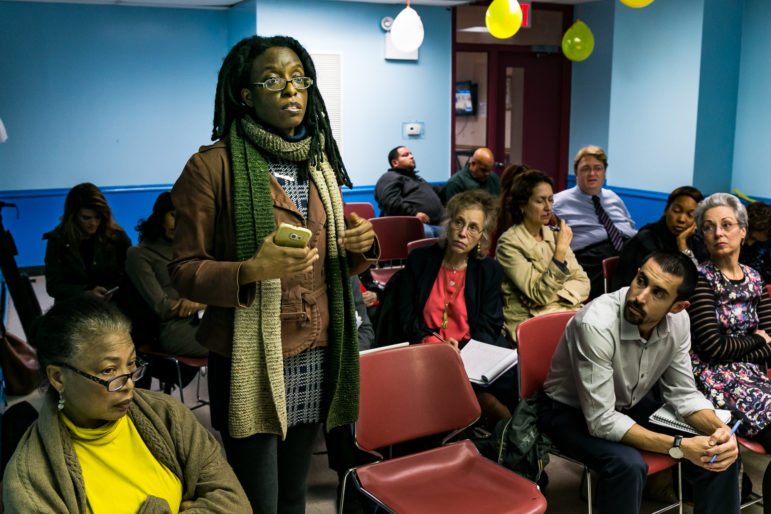 Marie Winfield hace una pregunta durante la presentación del borrador del marco de rezonificación del Departamento de Planificación Urbana en la reunión del Comité de Uso de Tierras, Sitios Históricos y Planificación de la Junta Comunitaria 11, el 9 de noviembre.