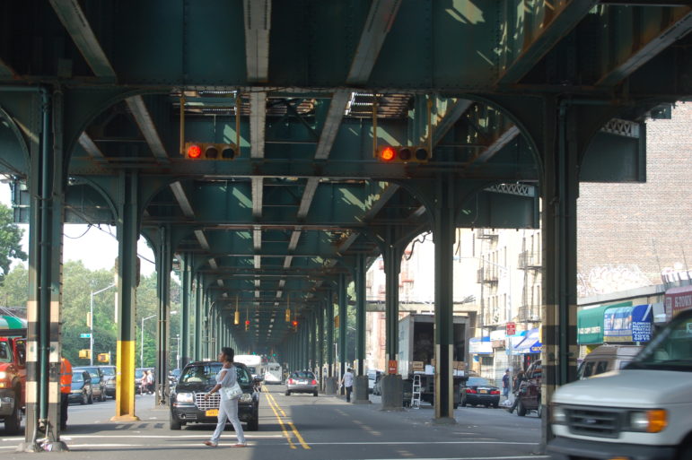 Bajo el tren 4 en Jerome Avenue.