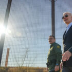 Biden camina con agentes de la Patrulla Fronteriza